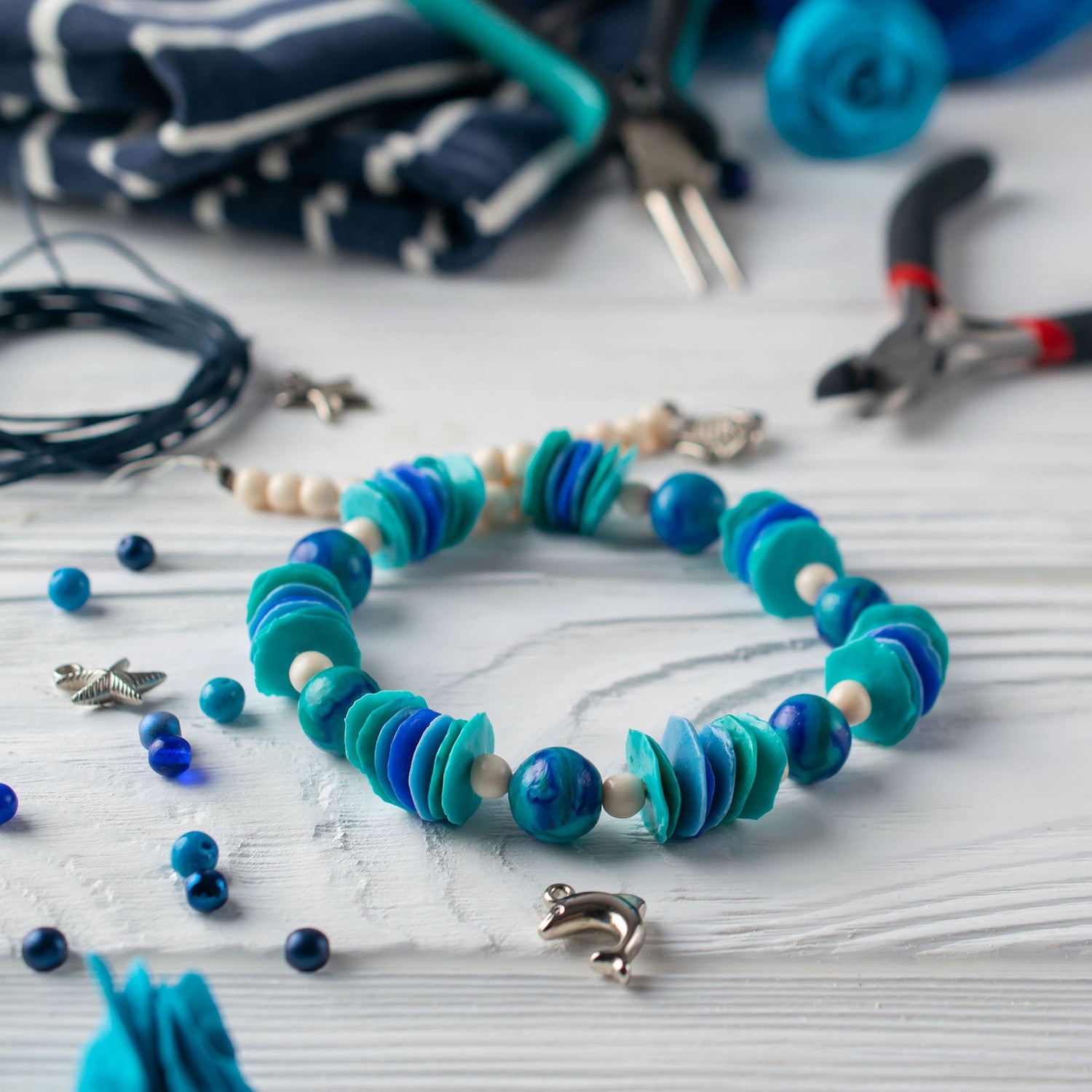 Einsteiger-Sets für Bastelfreude oder Profimaterial für anspruchsvolle Designs. Fäden, Bänder und Drähte, darunter weiche Satin- und Organza-Bänder, hochwertige Schmuckdrähte und reißfeste Kordelarten. 