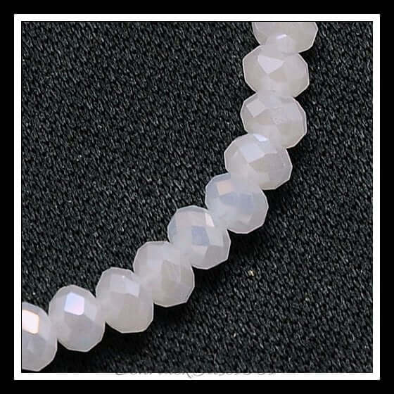 Galvanisierte glasperlen – jadeimitat, facettiert – rondelle / 4x3 mm / 1 strang, aus glas / jadeimitat, ab plattiert, facettiert, rondelle in der farbe weiß und größe 4x3 mm, loch: 1 mm, ca. 139 stück / 15.7" / 1 strang, ausdrucksstark und ideal für auffällige designs