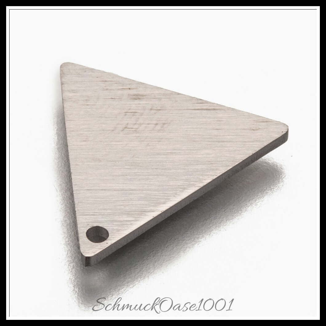 Edelstahl anhänger – kleines dreieck – laserschnitt / 15x15x1 mm / 14 stück, aus edelstahl 304 / dreieck, doppelseitig, laserschnitt, stempelbar in der farbe edelstahl farbe und größe 15x15x1 mm, loch: 1.2 mm / 14 st.
