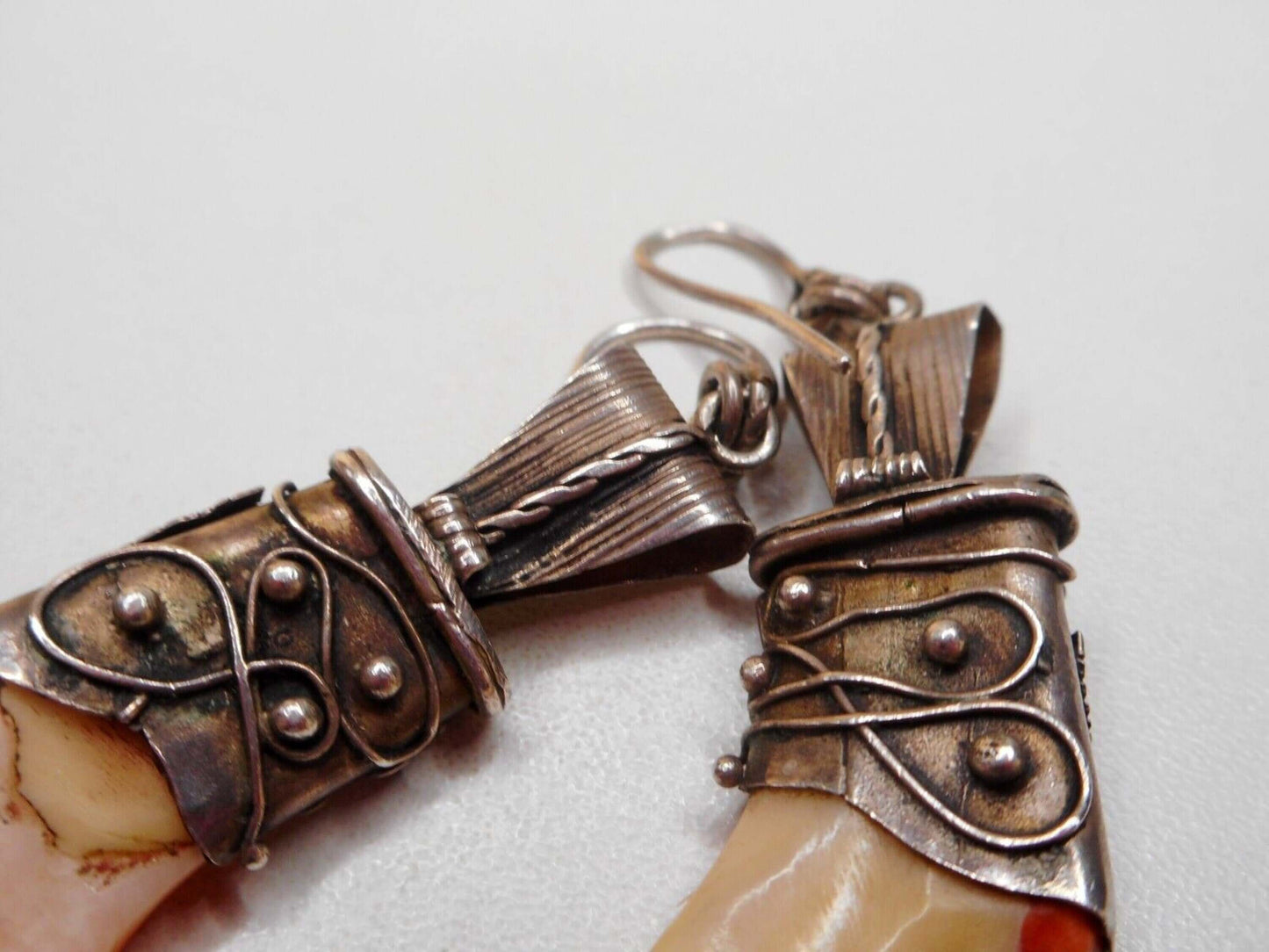 Vintage silber-ohrringe mit koralle und malachit im ethno-stil, zusätzliches detailbild