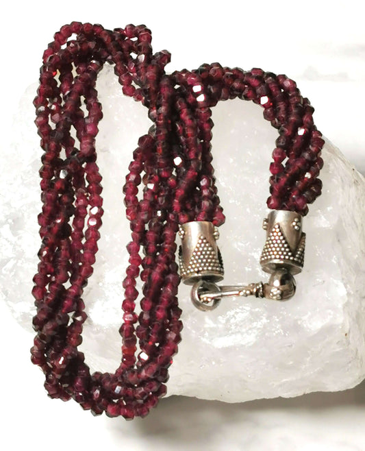Granatcollier 5-reihig mit facettierten granaten und silberverschluss, vintage, zusätzliches detailbild