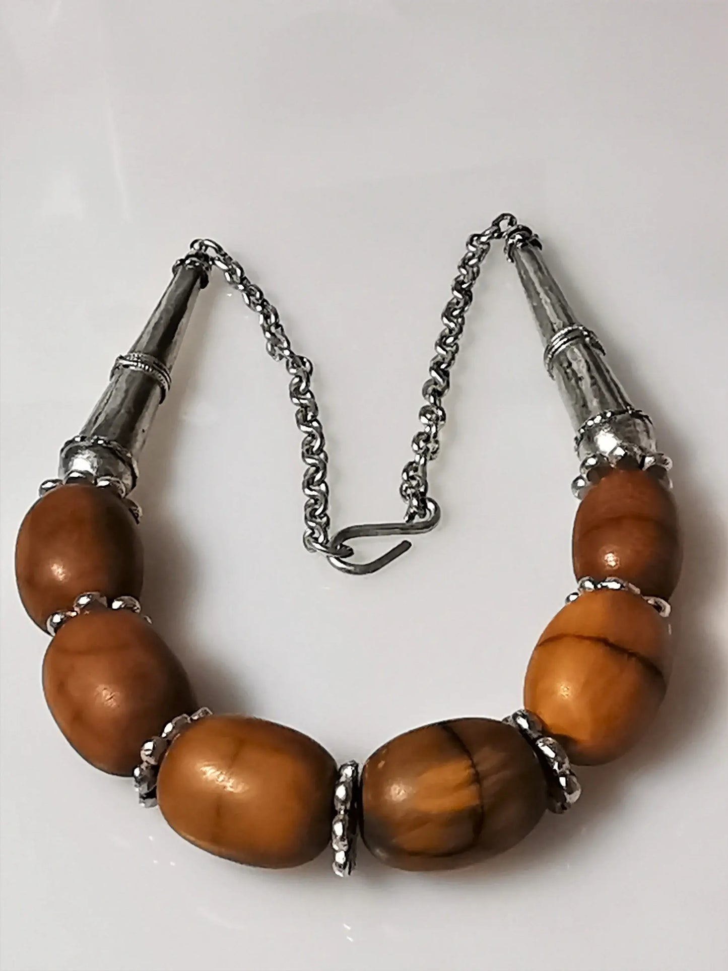 Original marokkanische berber halskette mit silber-bakelit-perlen in holzoptik, zusätzliches detailbild