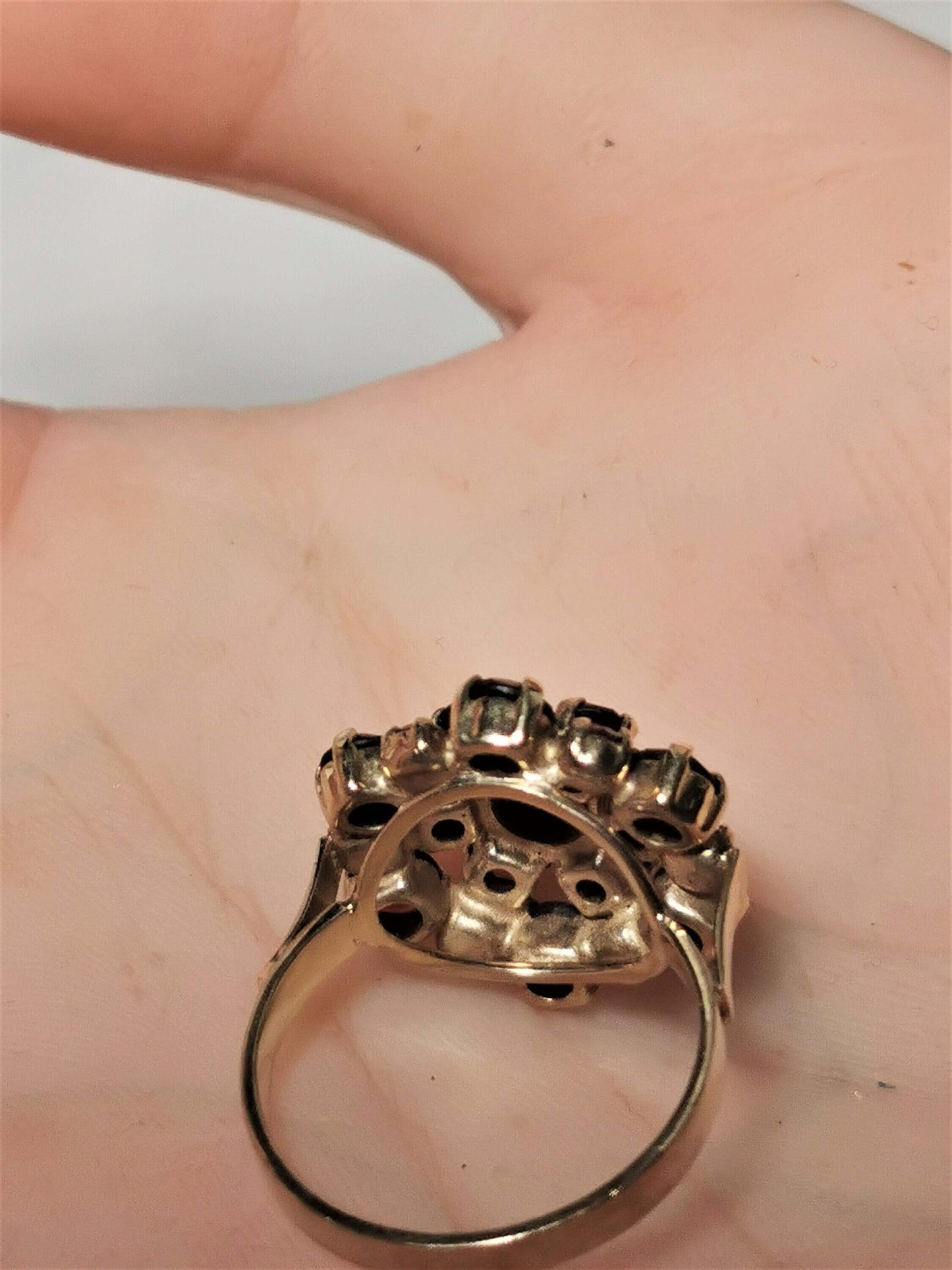 Antiker cocktailring aus 333er gelbgold mit granatbesatz – ein edler hingucker, zusätzliches detailbild