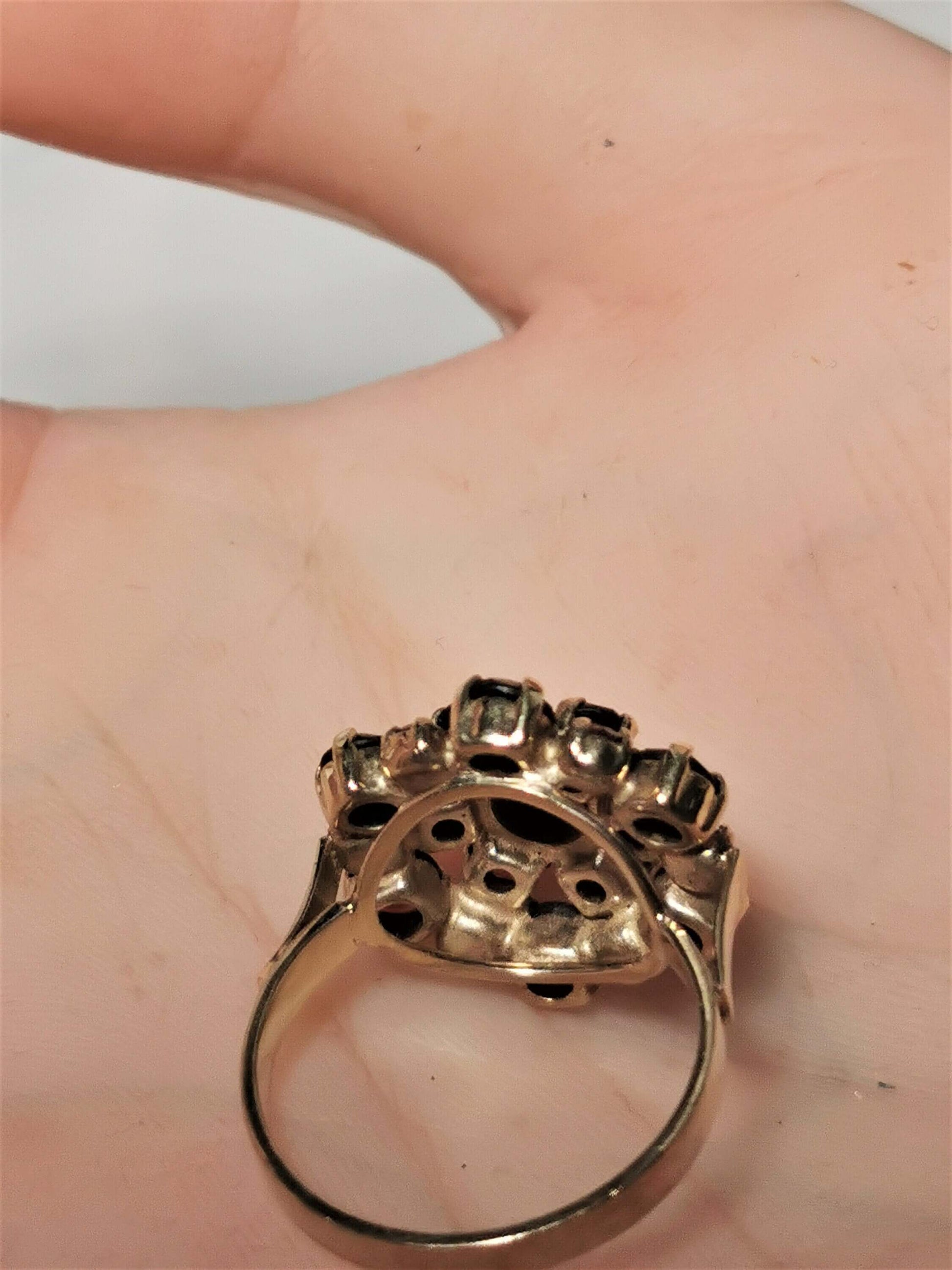 Antiker cocktailring aus 333er gelbgold mit granatbesatz – ein edler hingucker, zusätzliches detailbild