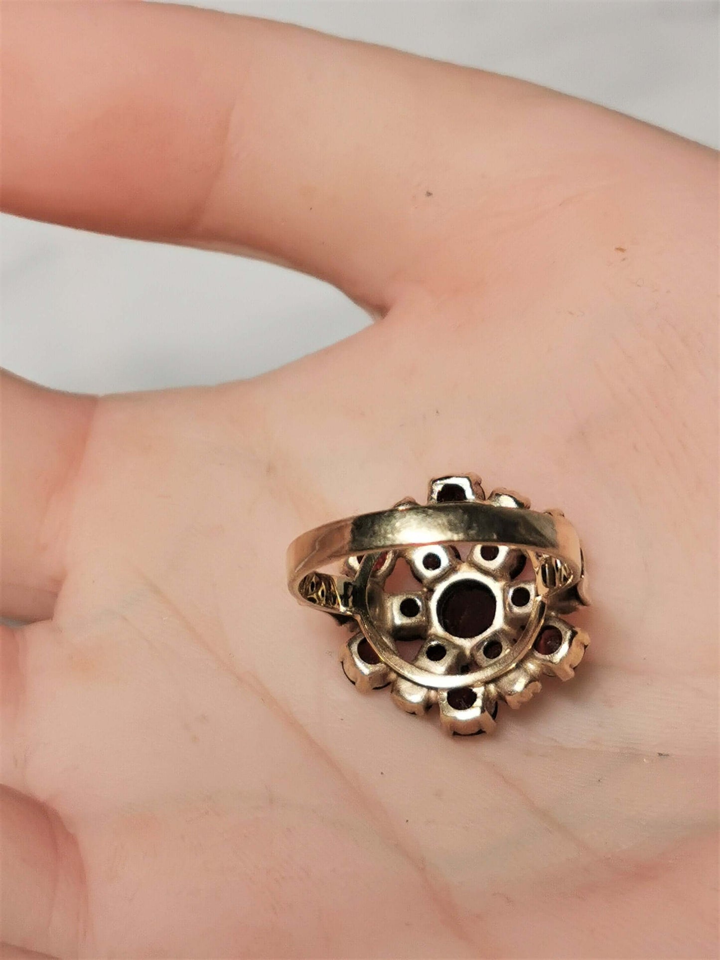 Antiker cocktailring aus 333er gelbgold mit granatbesatz – ein edler hingucker, zusätzliches detailbild