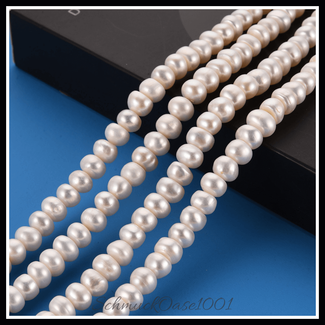Natürliche flachrunde süßwasserperlen – 7.5–9x5–6 mm (1 strang), aus natürliche kultivierte süßwasserperlen / flachrund in der farbe naturweiß und größe 7.5–9x5–6 mm, bohrung: 0.5 mm, ca. 64–65 stk./strang, 39–39.5 cm