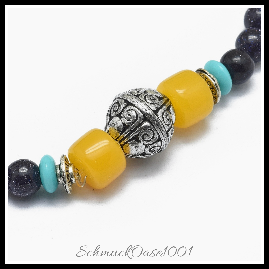 Luxuriöses synthese-goldstein wickelarmband – buddhismus schmuck, 4-schleifen-design, mischfarbe, aus mischfarbe in der farbe synthese-goldstein, legierung, acryl / stilvoll, vielseitig einsetzbar als wickelarmband oder perlenkette und größe 28.34 zoll (72 cm), 6 mm