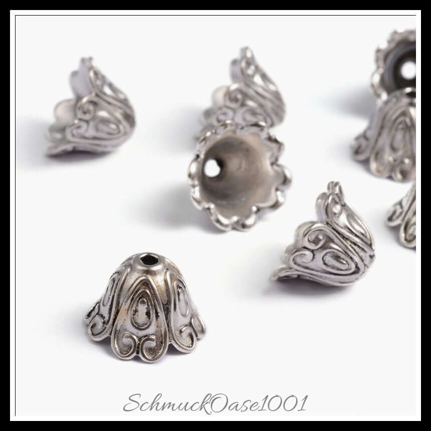 Tibetische perlenkappen – blume / 15x11 mm / 15 stück, aus legierung / blume, tibetisch, bleifrei, cadmiumfrei in der farbe antik silber und größe 15x11 mm, loch: 2 mm / 15 st.