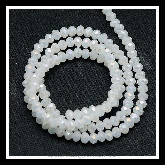 Galvanisierte glasperlen – jadeimitat, facettiert – rondelle / 4x3 mm / 1 strang, aus glas / jadeimitat, ab plattiert, facettiert, rondelle in der farbe weiß und größe 4x3 mm, loch: 1 mm, ca. 139 stück / 15.7" / 1 strang, ausdrucksstark und ideal für auffällige designs