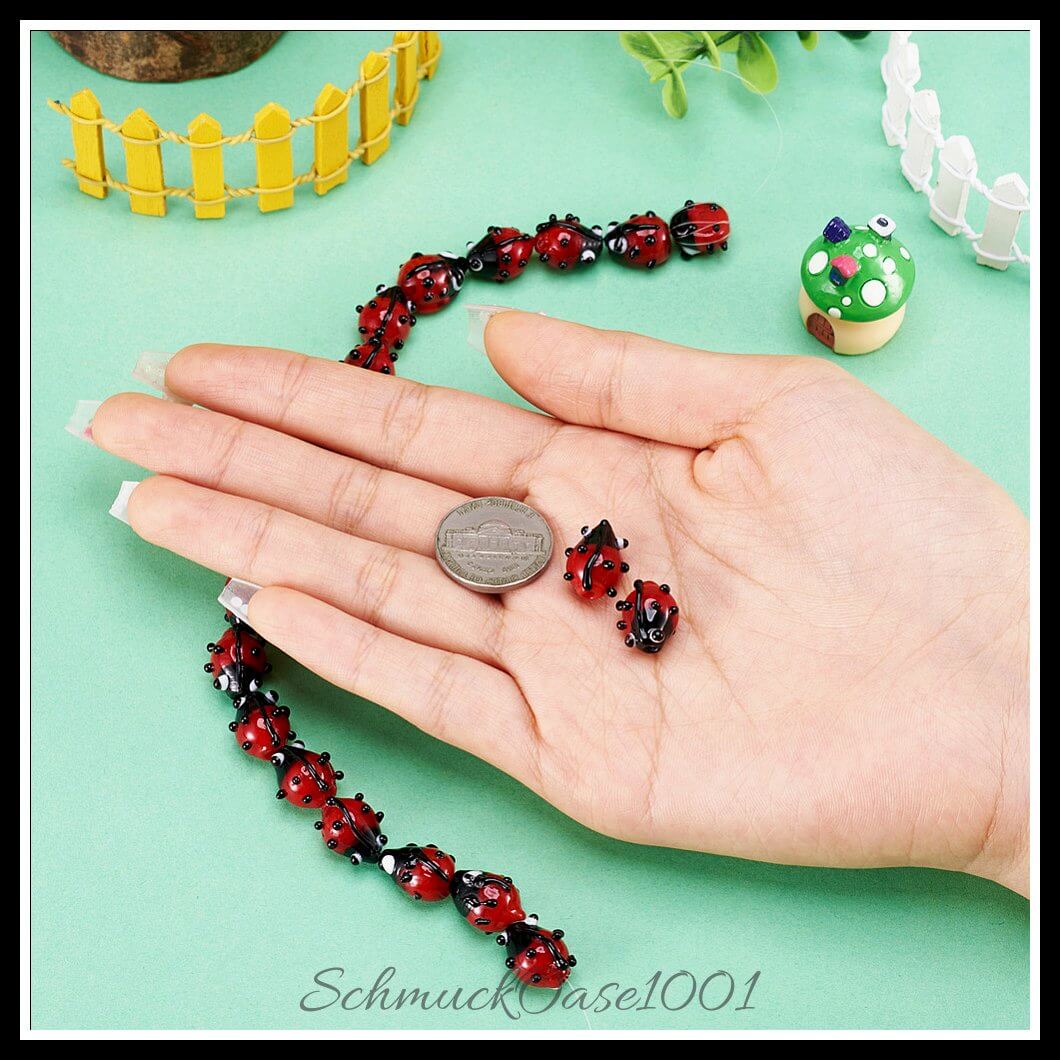 Handgemachte lampwork perlen – marienkäfer / 12–14x9–10x5–6 mm / 1 strang, aus lampwork / handgemacht, marienkäfer in der farbe rot und größe 12–14x9–10x5–6 mm, loch: 1–2 mm / 1 strang, ausdrucksstark und ideal für auffällige designs