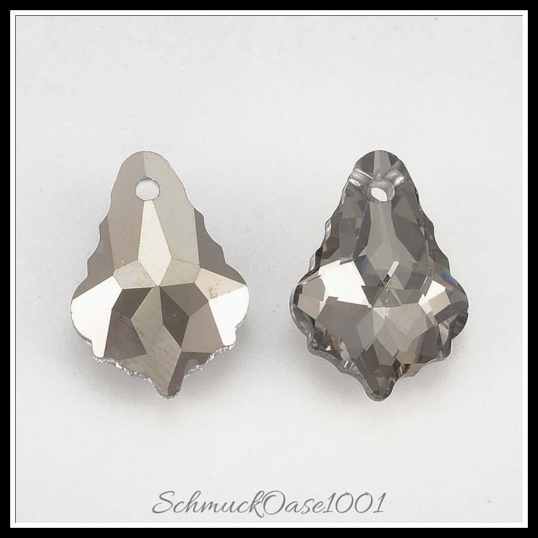 K9 glas strass anhänger – ahornblatt / 16x11.5x5.5 mm / 2 stück, aus glas / k9 strass, ahornblatt, anhänger in der farbe silber schatten und größe 16x11.5x5.5 mm, loch: 1.4 mm / 2 st.