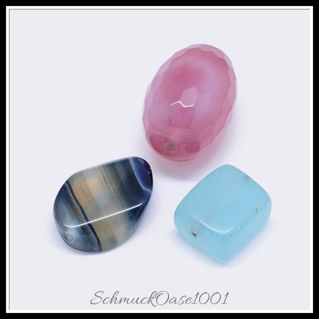 Misch-edelsteinperlen – natur & synthetisch – mischformen / 100 g, aus naturstein & synthetisch / facettiert & glatt, mischformen in der farbe mischfarben und größe 16–42x11–31x4–17 mm, loch: 1–3 mm / 100 g, ausdrucksstark und ideal für auffällige designs