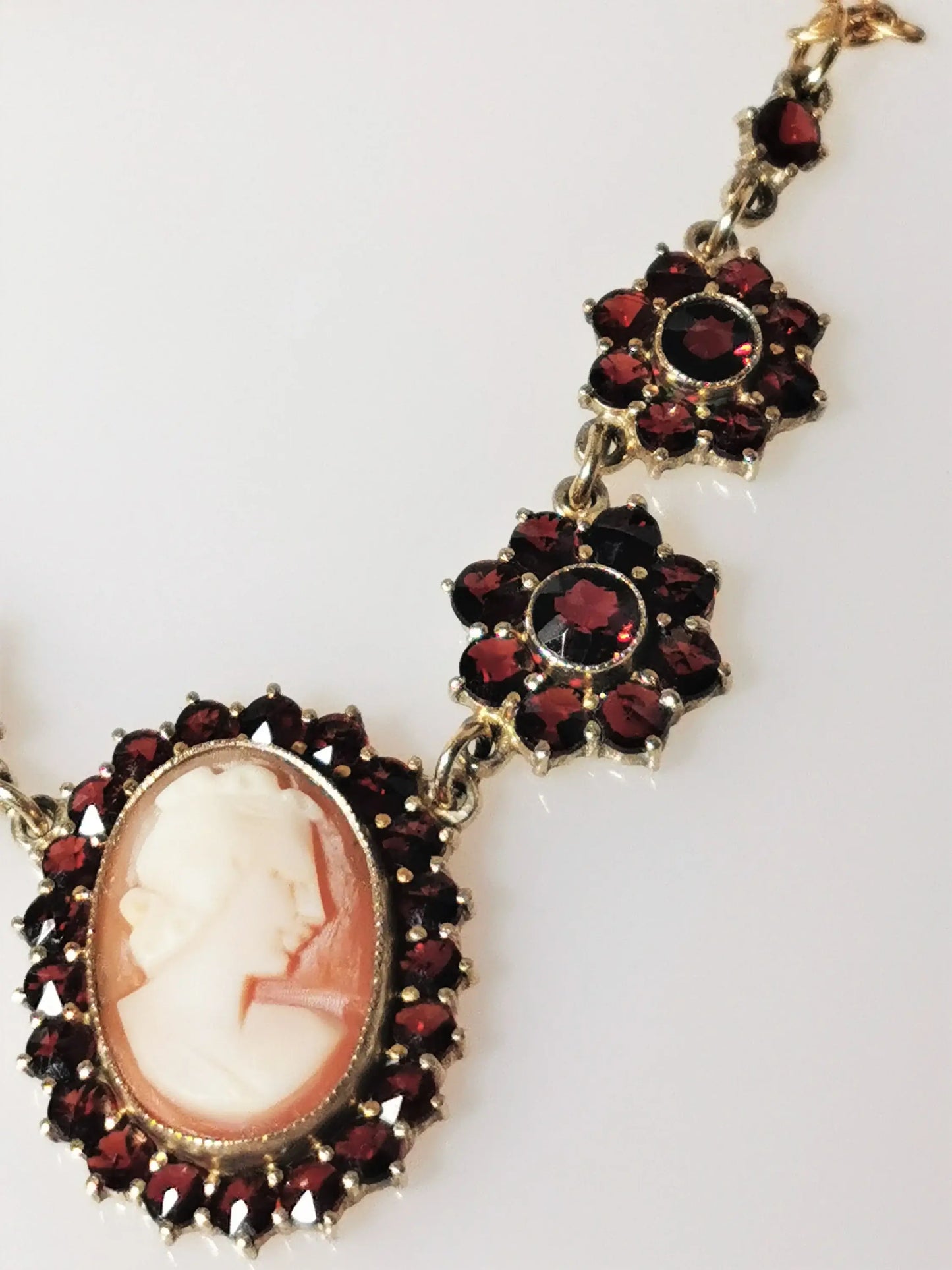 Elegantes vergoldetes silbercollier mit kamee & böhmischen granaten, ca. 1900, zusätzliches detailbild