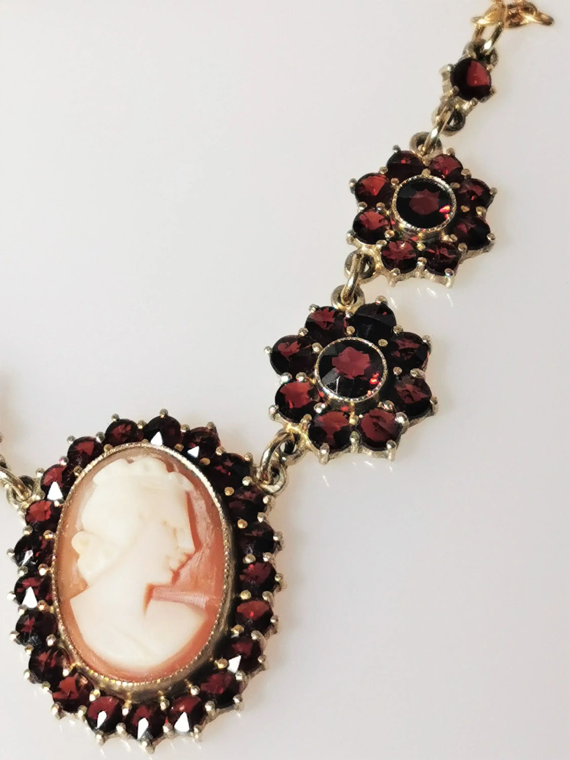 Elegantes vergoldetes silbercollier mit kamee & böhmischen granaten, ca. 1900, zusätzliches detailbild
