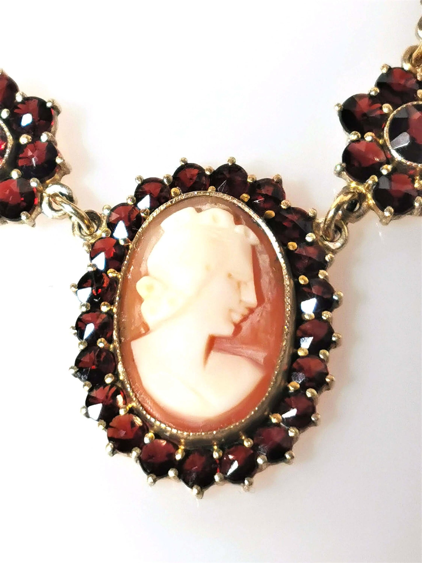 Elegantes vergoldetes silbercollier mit kamee & böhmischen granaten, ca. 1900, zusätzliches detailbild