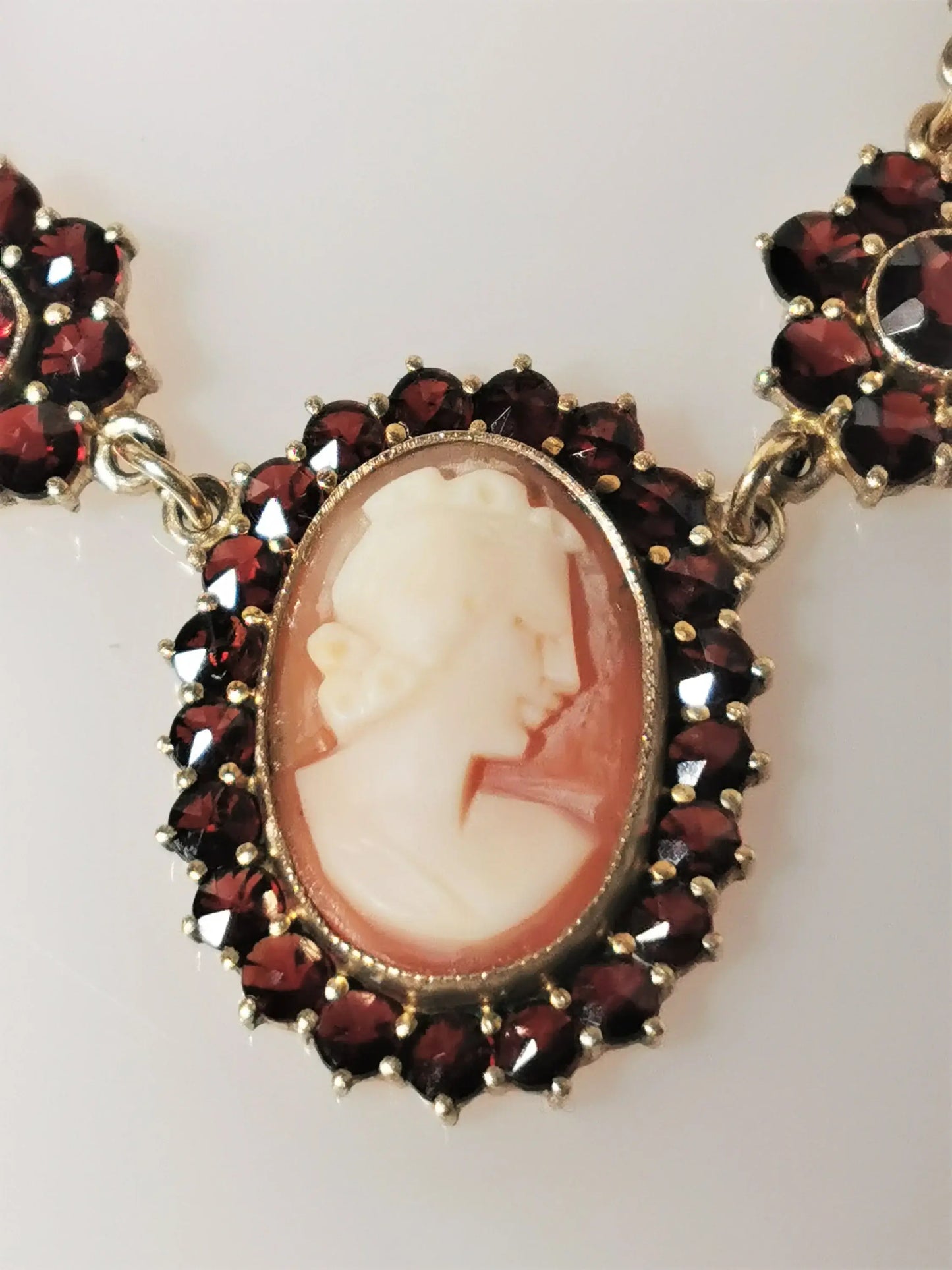 Elegantes vergoldetes silbercollier mit kamee & böhmischen granaten, ca. 1900, zusätzliches detailbild