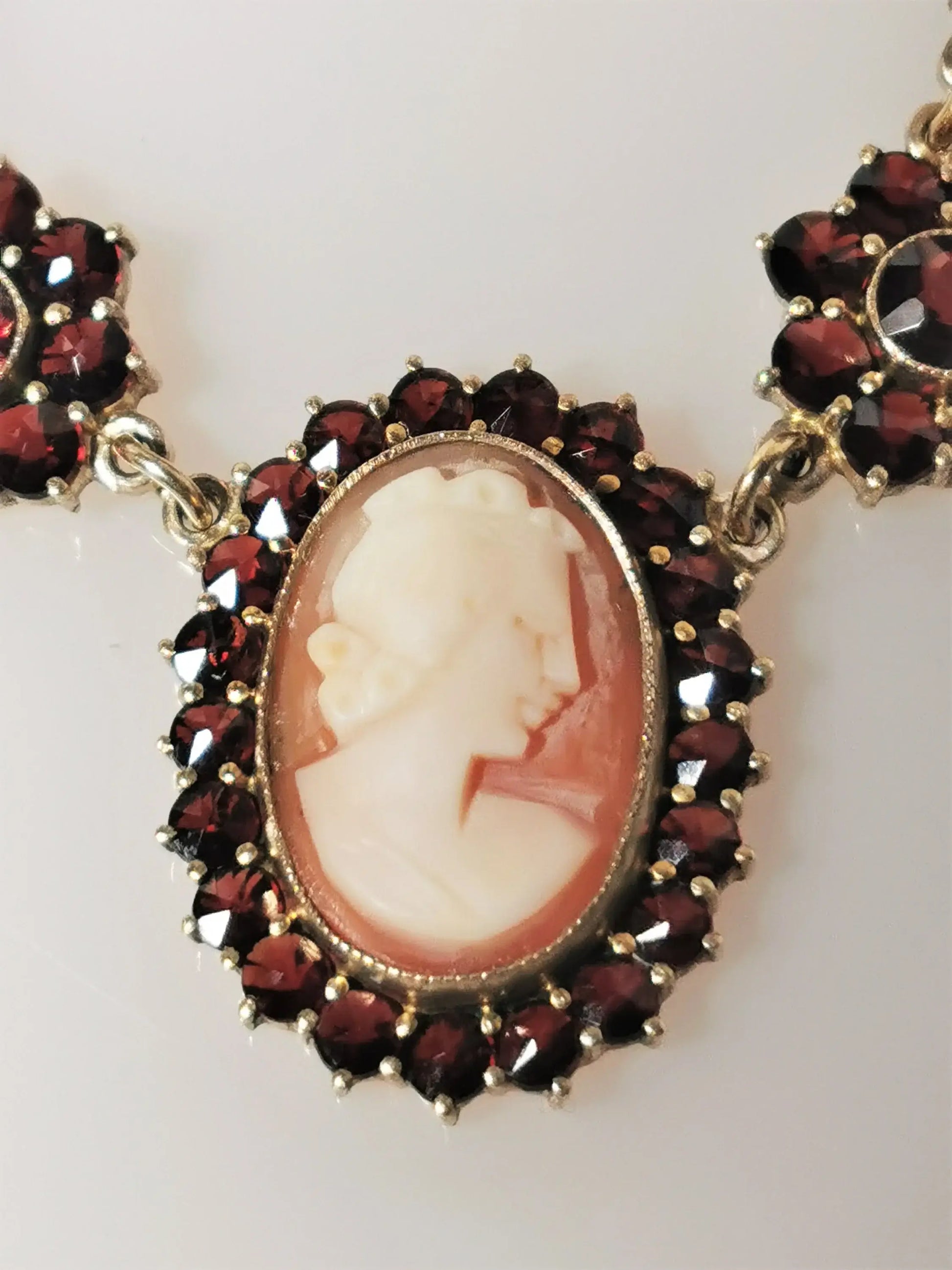 Elegantes vergoldetes silbercollier mit kamee & böhmischen granaten, ca. 1900, zusätzliches detailbild
