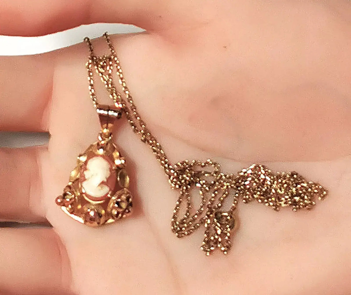 Exklusiver jugendstil-anhänger aus 585er gold mit kamee – luxus und romantik vereint, zusätzliches detailbild