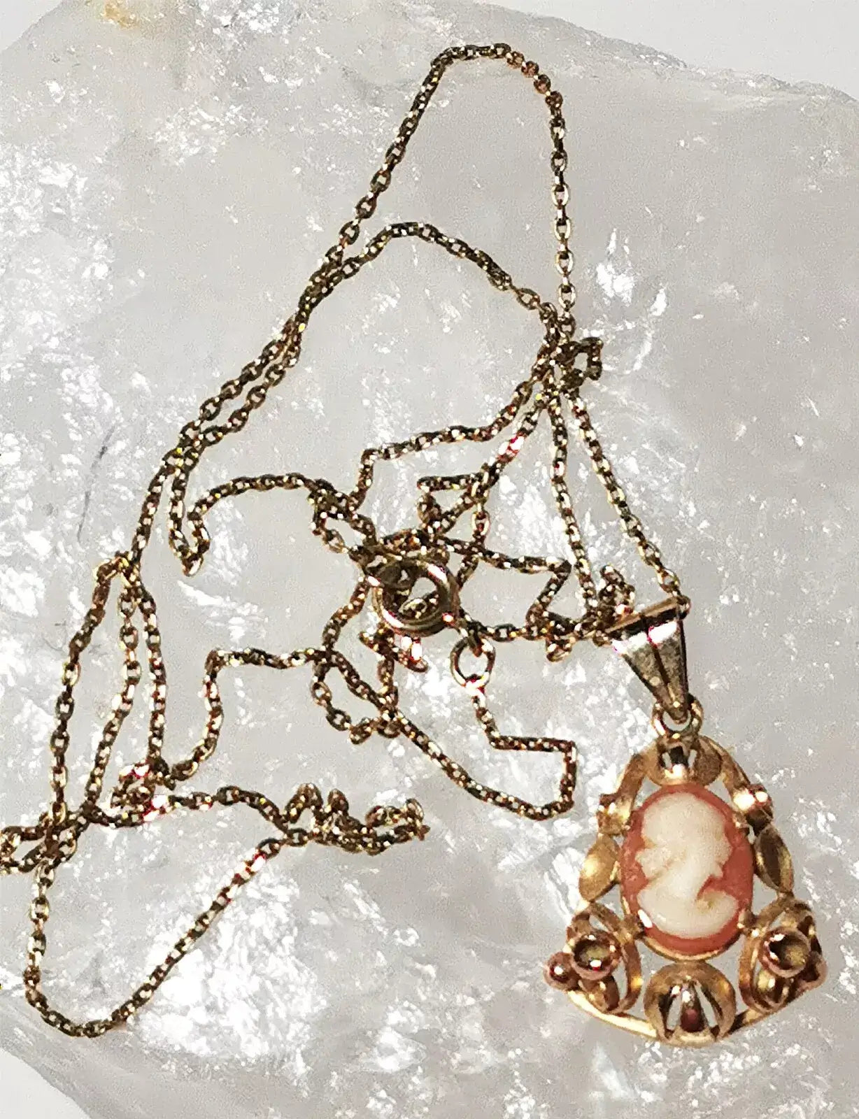 Exklusiver jugendstil-anhänger aus 585er gold mit kamee – luxus und romantik vereint, zusätzliches detailbild