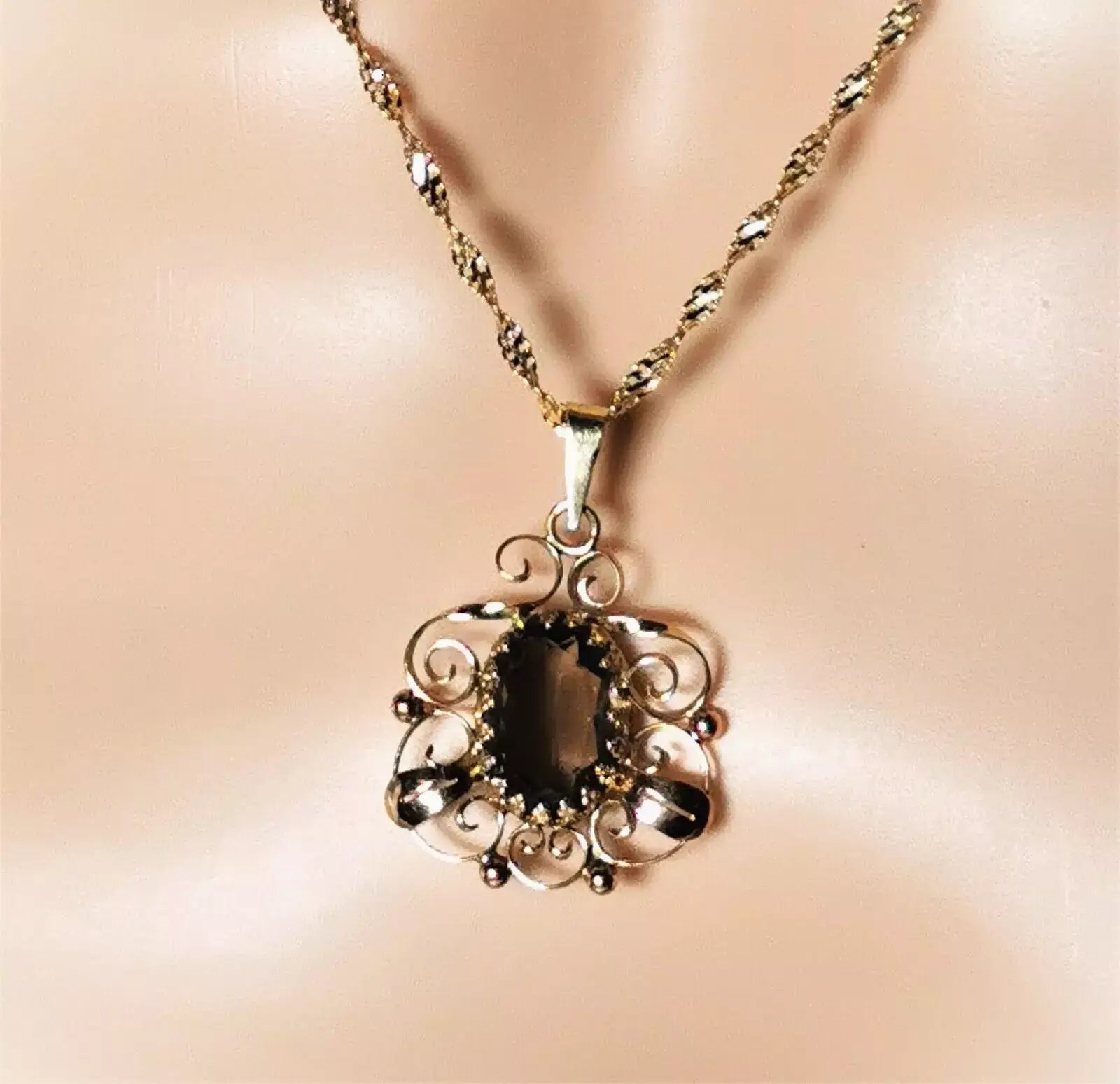 Art-deco anhänger aus 14kt rosé-gelbgold mit rauchquarz – handgefertigt, zusätzliches detailbild