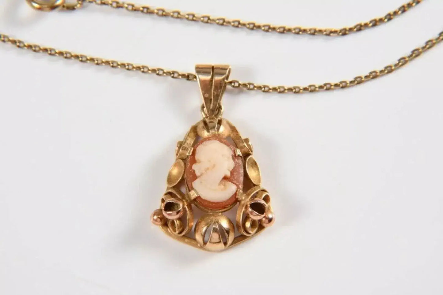 Exklusiver jugendstil-anhänger aus 585er gold mit kamee – luxus und romantik vereint, zusätzliches detailbild